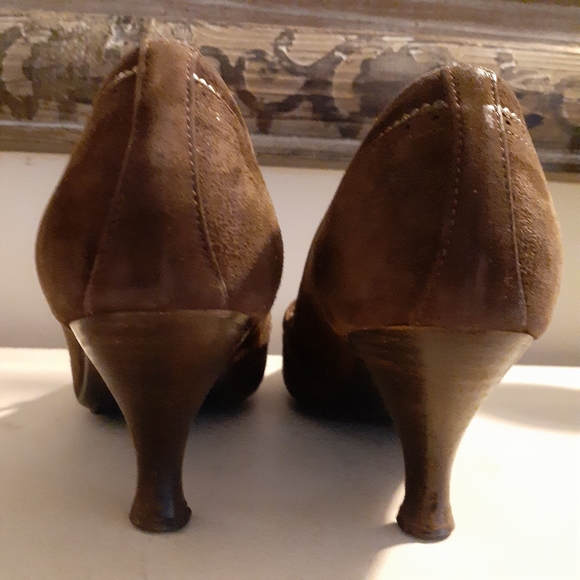 AQUATALIA By Marvin K Brown Suede Kitten-Heel Pumps - Size 6.5 - Picture 4 of 7